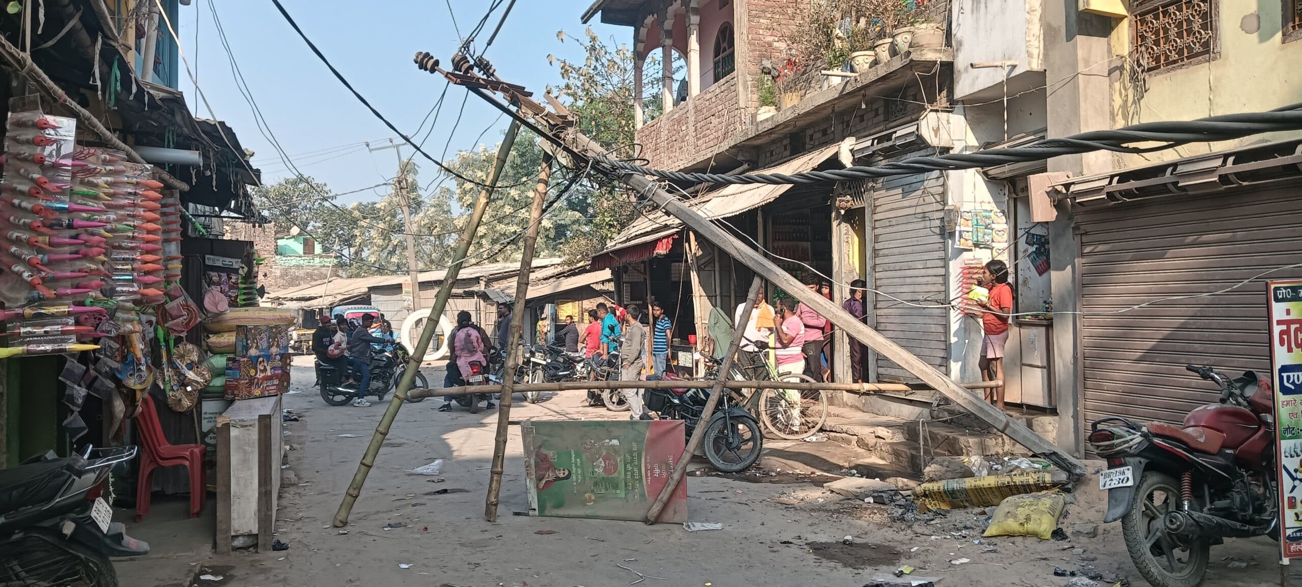 अनियंत्रित कार ने सड़क किनारे बिजली पोल में मारी ठोकर