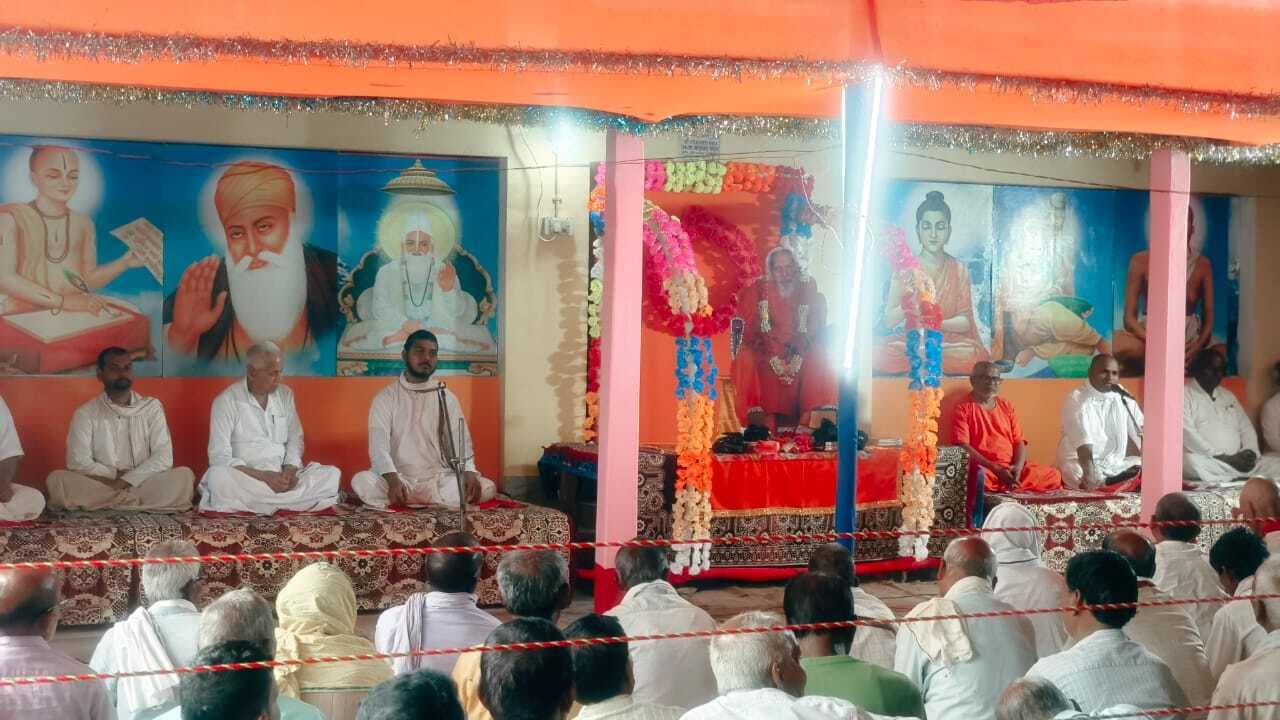 गुरु ही मिटाते हैं जीवन का अंधकार