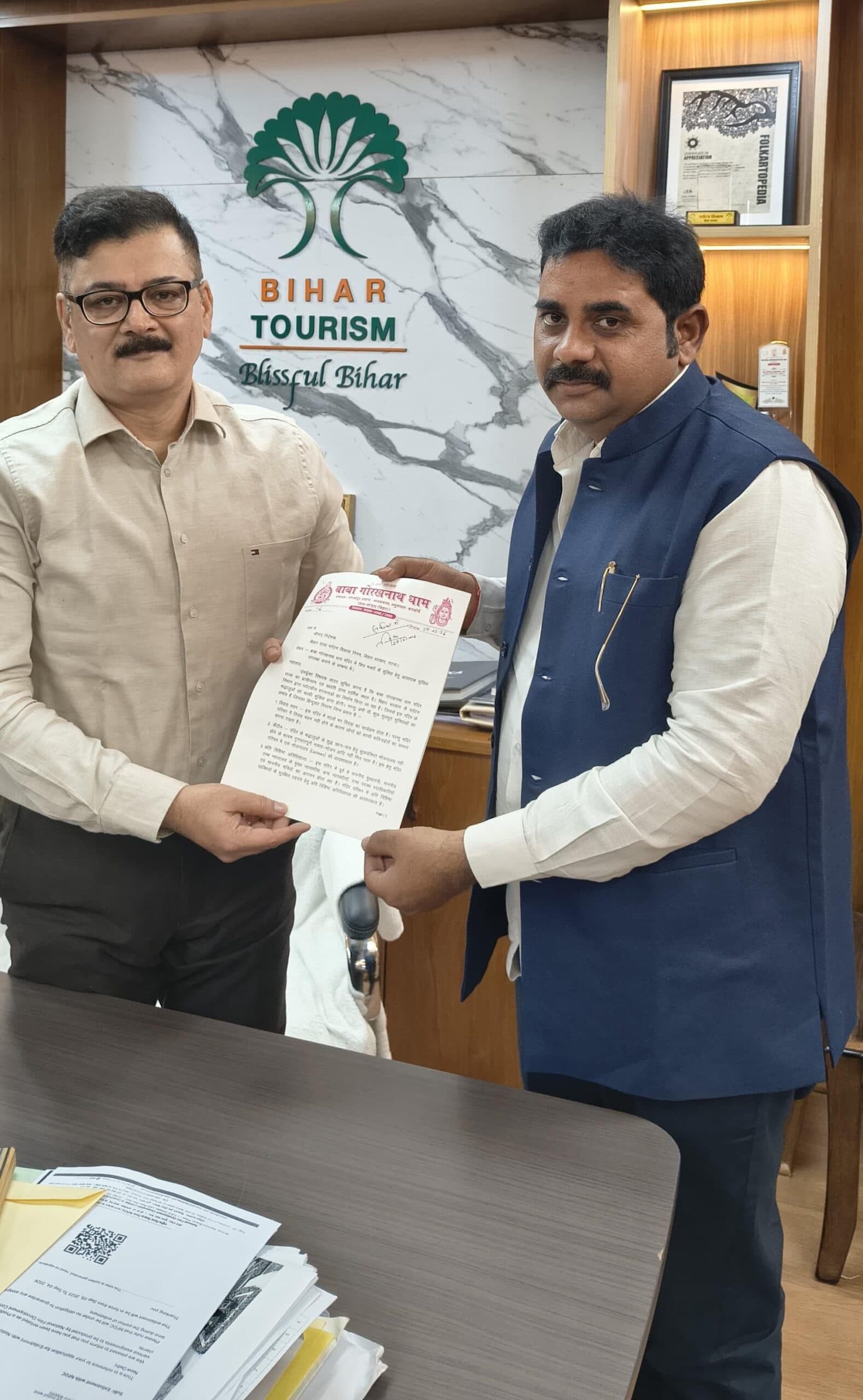 गौरखनाथ धाम मंदिर के विकास को सचिव को सौंपा ज्ञापन