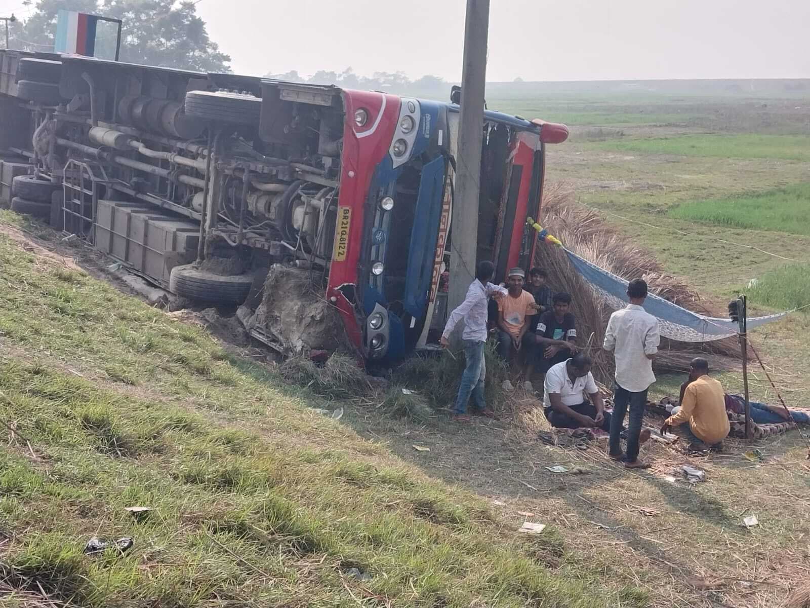 तेज रफ्तार बस पलटी, एक यात्री गंभीर