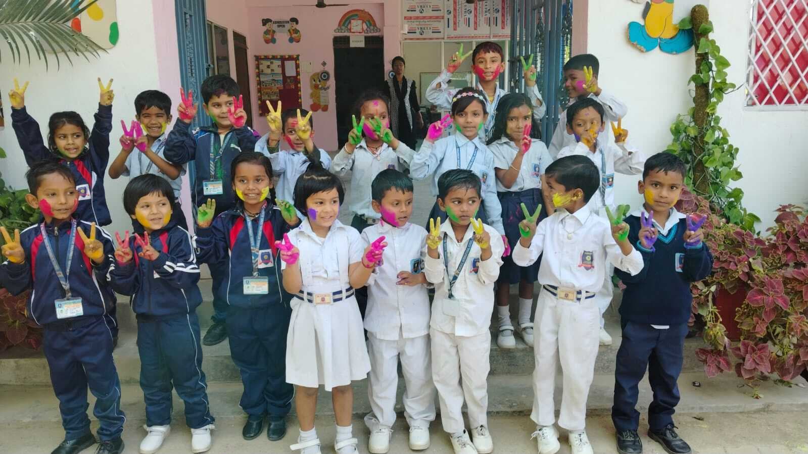 गुरुकुल स्कूल मुजवरटाल में होली मिलन का आयोजन