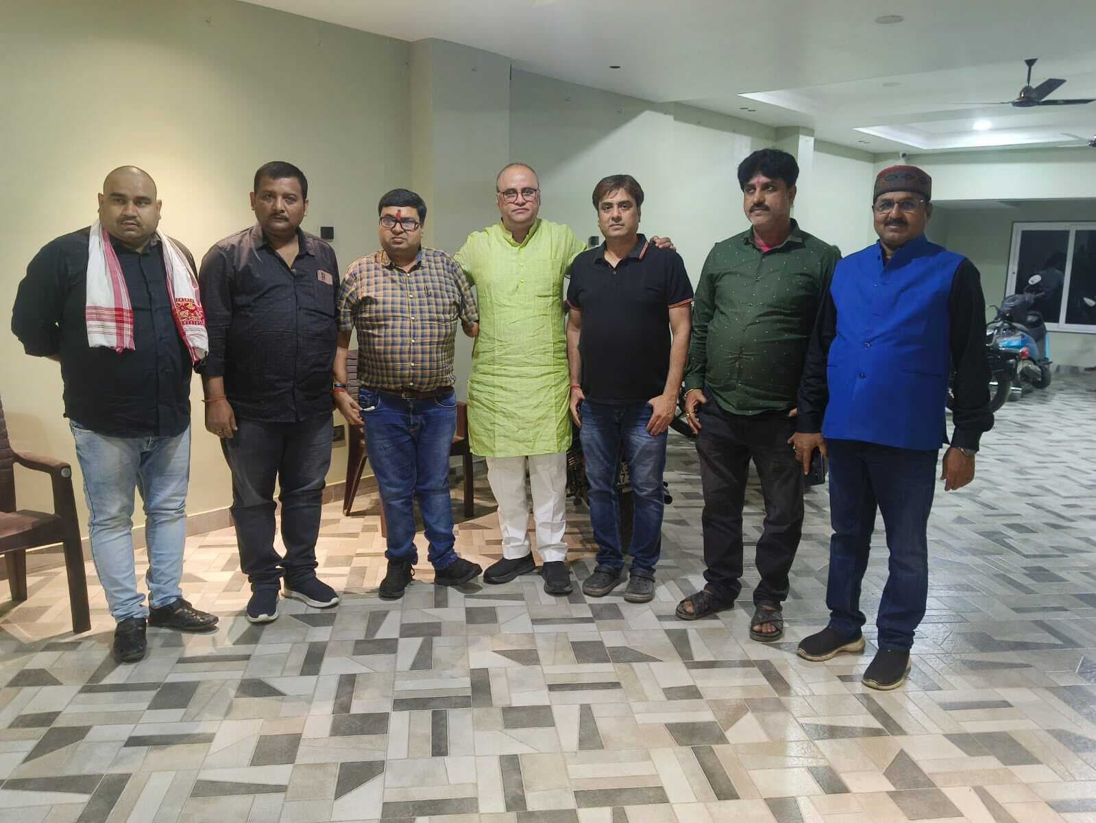 कांग्रेस जिला प्रवक्ता से मिलने पहुंचे प्रभारी सह पूर्व केंद्रीय मंत्री