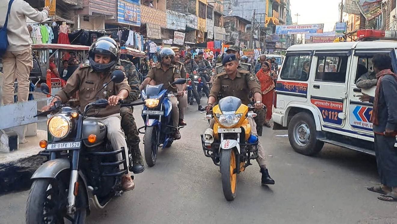 फ्लैग मार्च कर असामाजिक व उपद्रवी तत्वों को दी चेतावनी