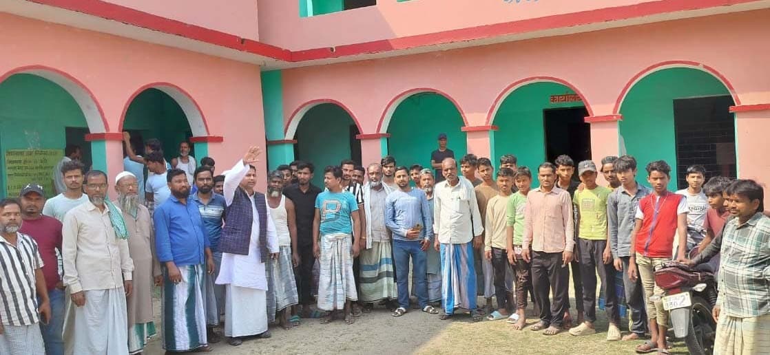 मवि हरना में दो आइडी से लॉगिन कर भुगतान करने का हेडमास्टर पर आरोप, प्रदर्शन