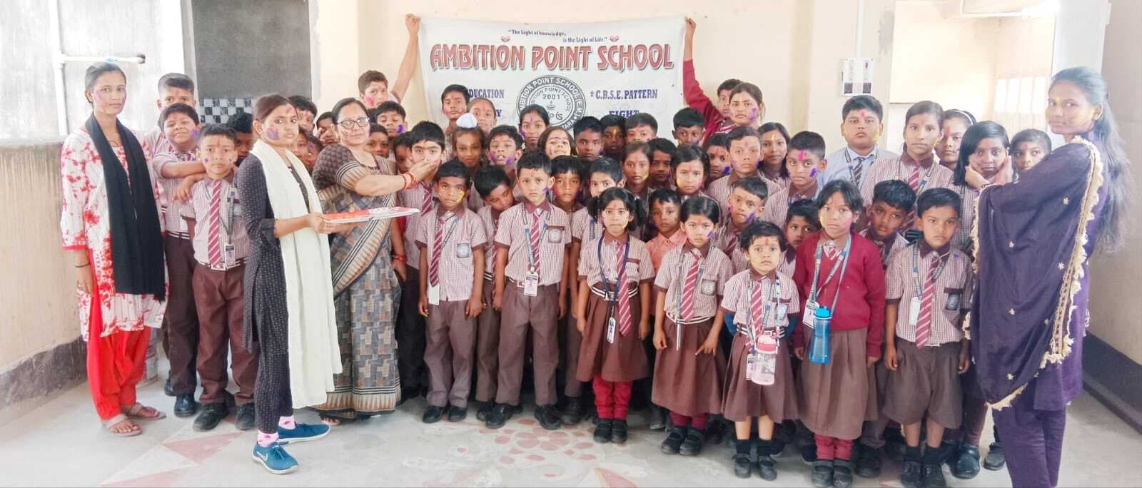 एंबीशन प्वाइंट स्कूल में बच्चों ने खेली होली