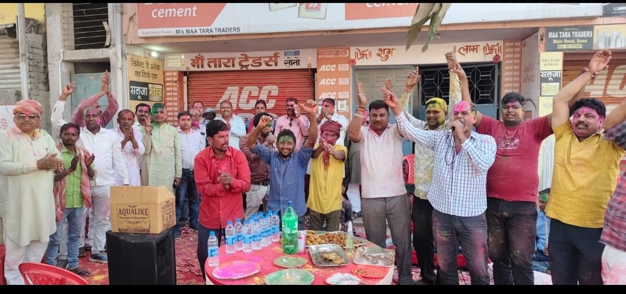 ढोलक की थाप व झाल की झंकार पर खूब थिरके लोग