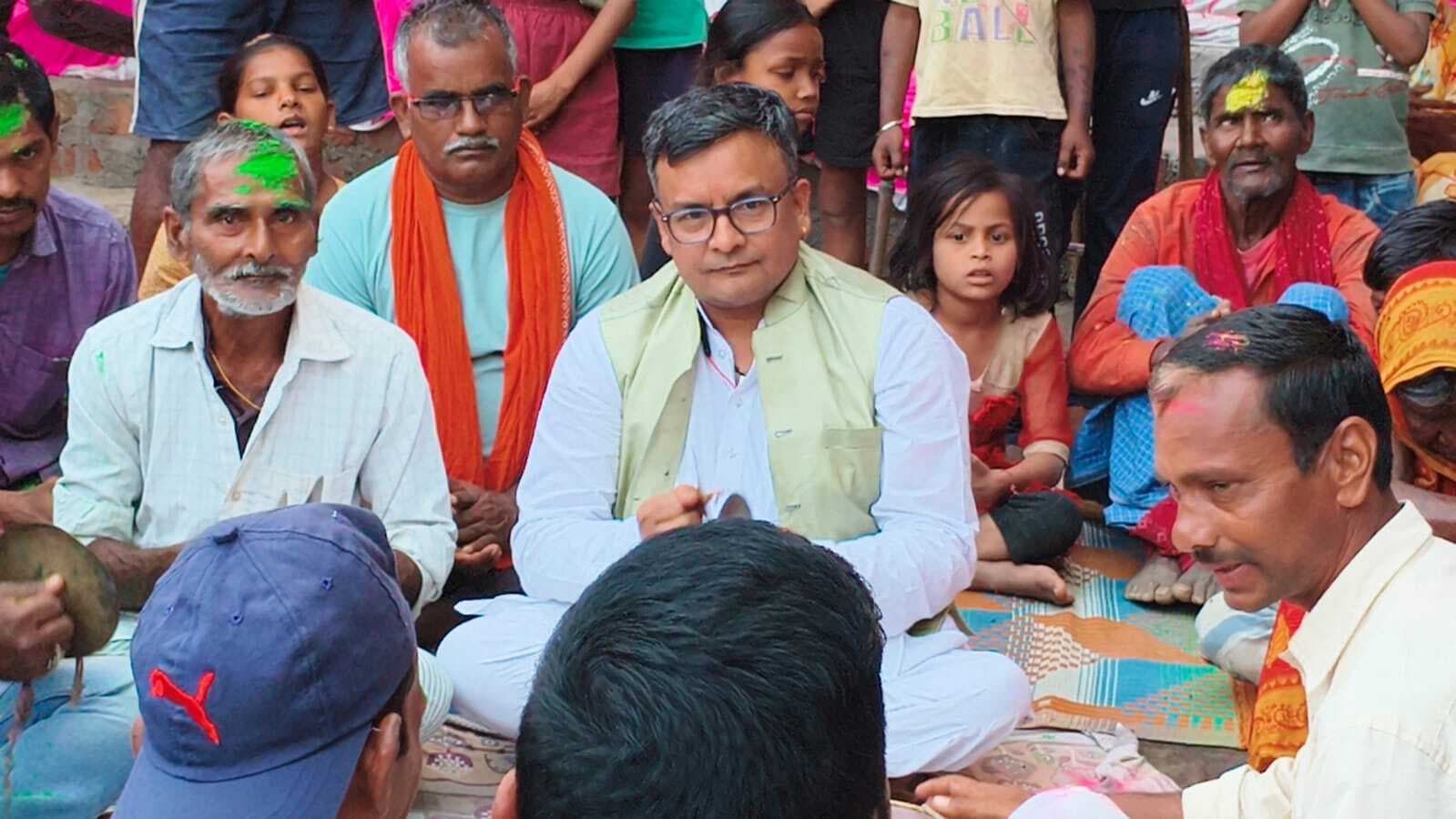 जरूरतमंदों के बीच खुशियां बांटकर मनायी होली