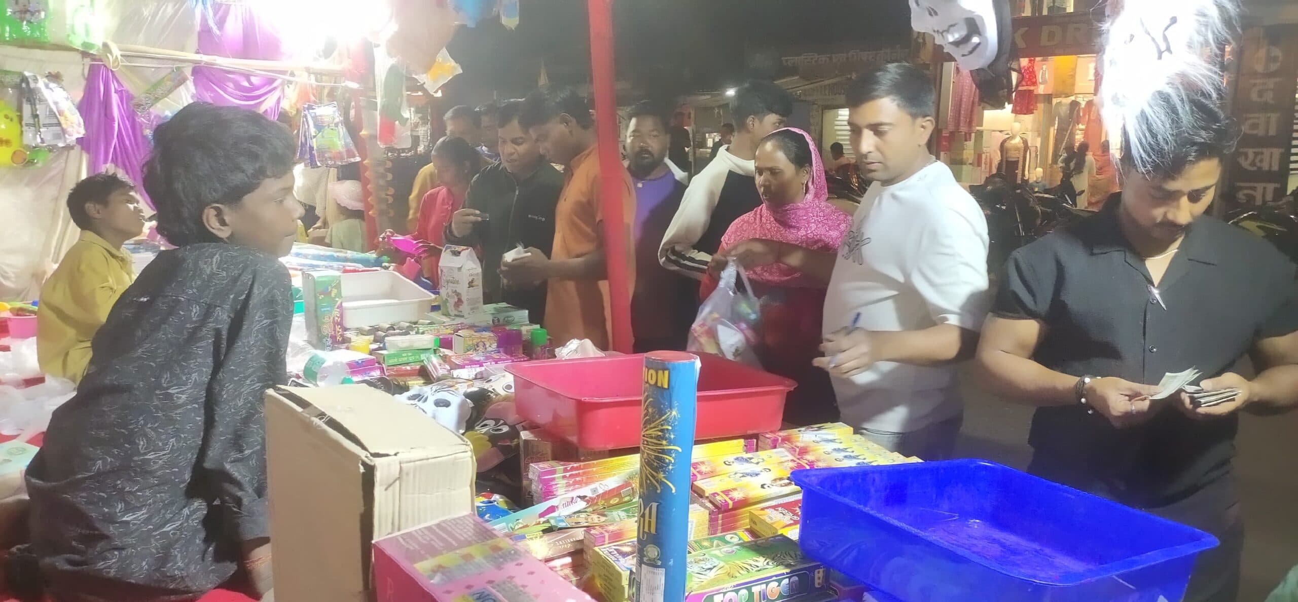 होली को लेकर बाजारों में बढ़ा रौनक, जम कर हुई रंगों-पिचकारी की खरीदारी