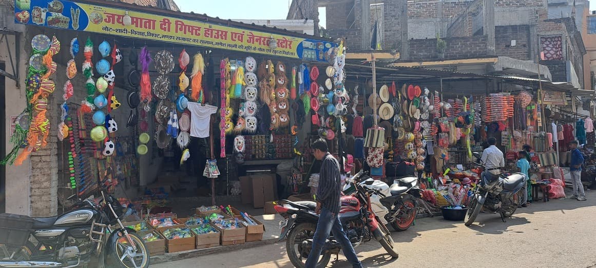 होली को लेकर पिचकारी, रंग व टोपी से सजा बाजार