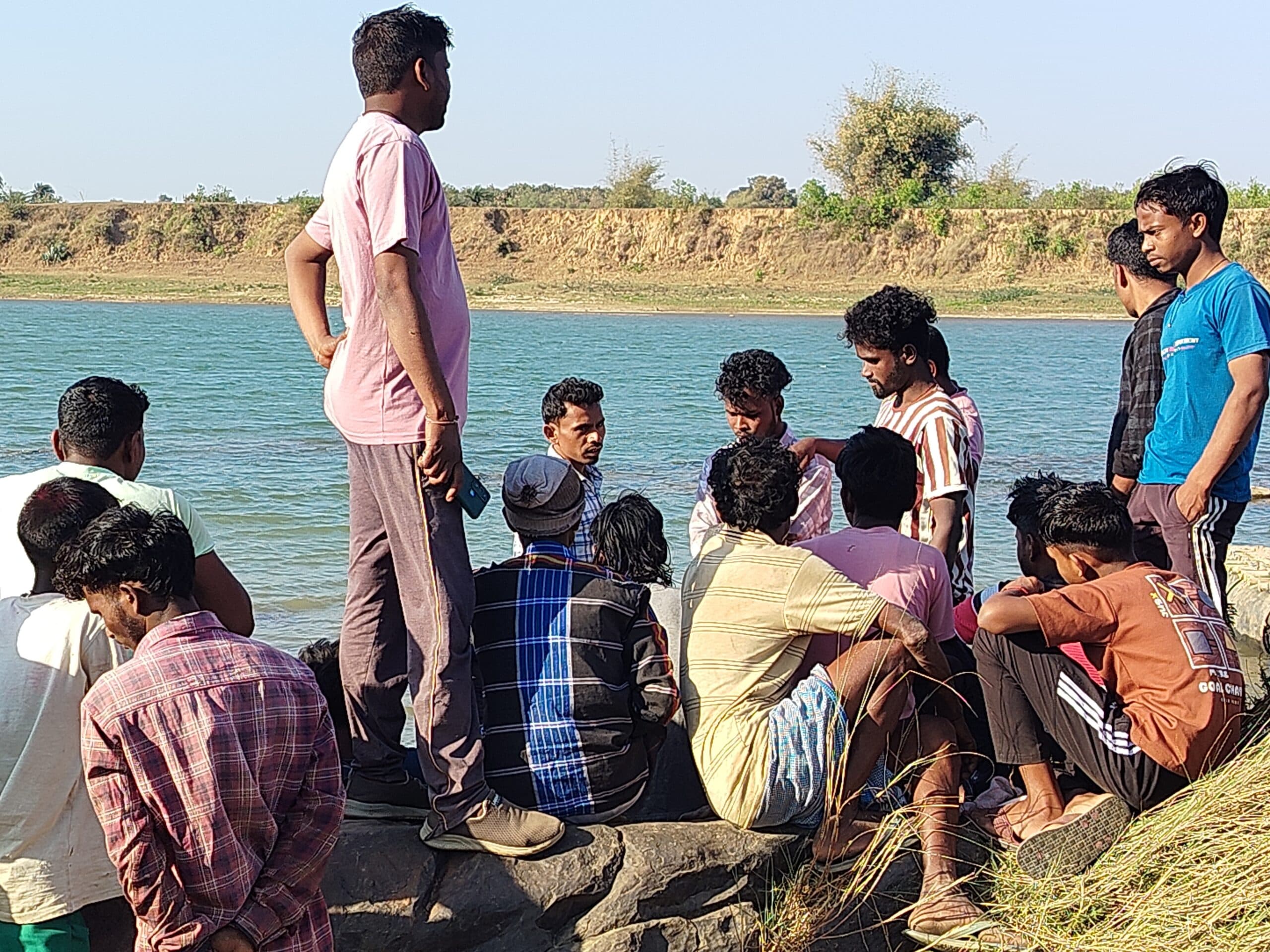 Dhanbad News: मछली पकड़ रहा युवक बराकर नदी में डूबा, तलाश जारी