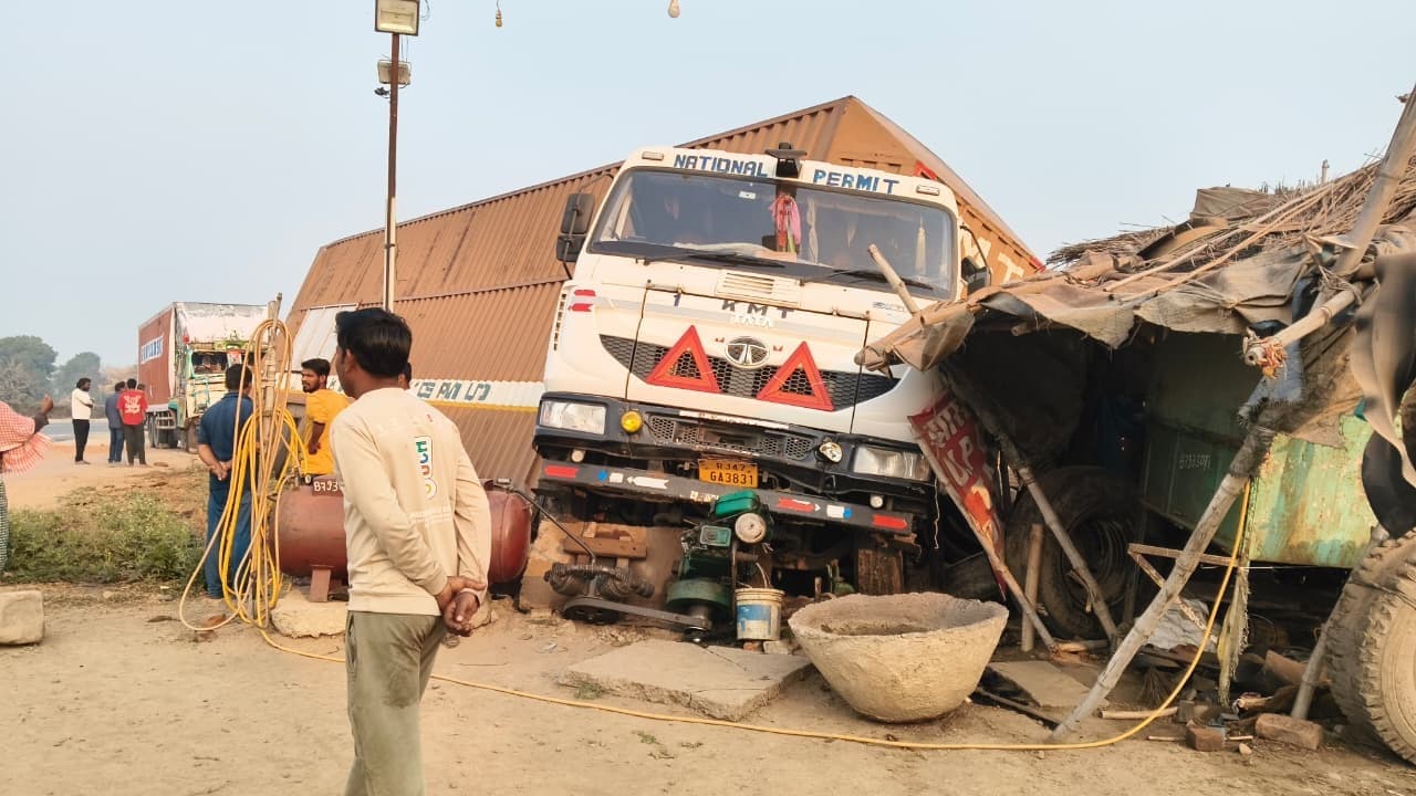 कंटेनर ने सर्विस रोड पर खड़े वाहन में मारी टक्कर, चालक की मौत