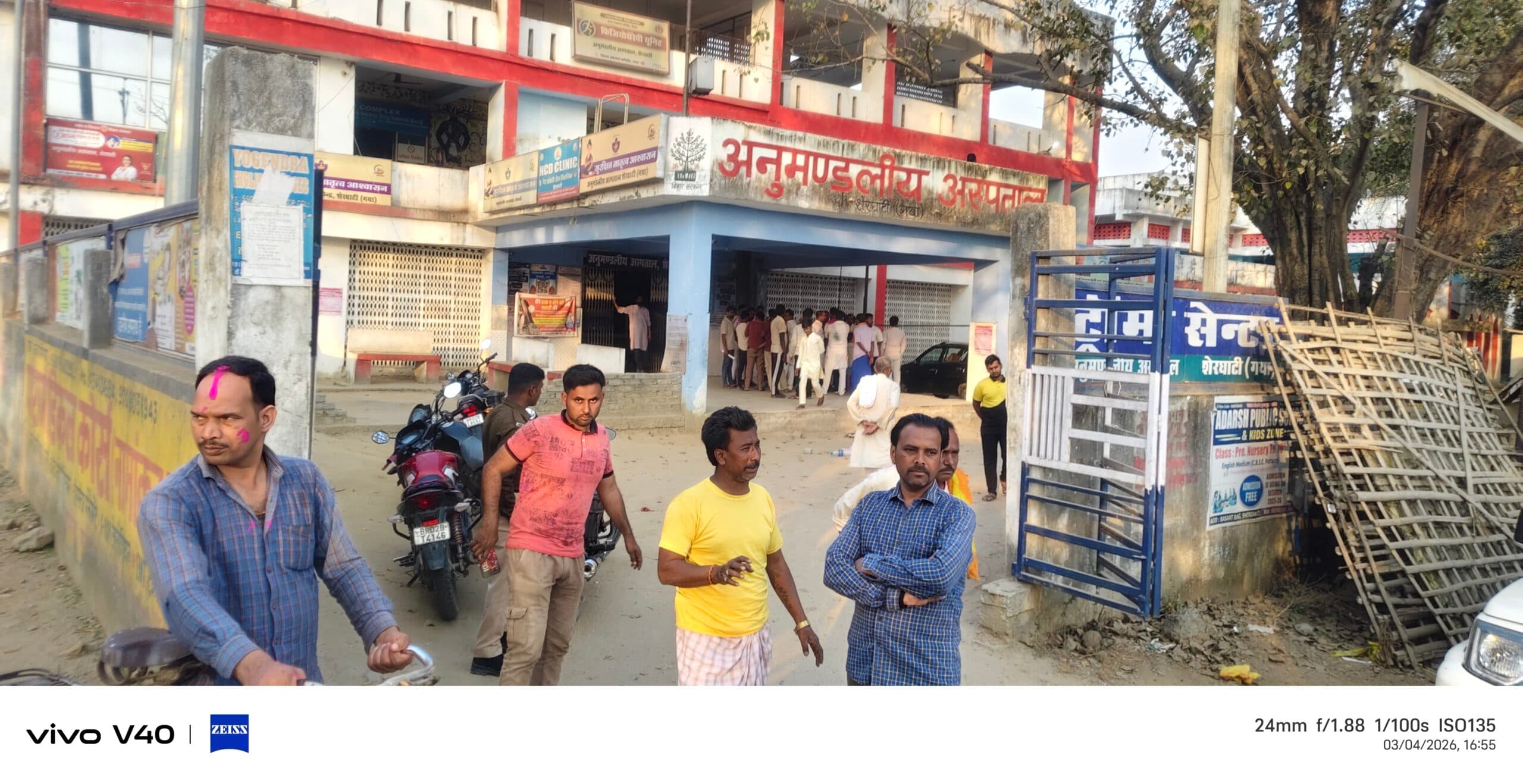 डिवाइडर से टकराया पिकअप, दो लोगों की मौत, एक गंभीर