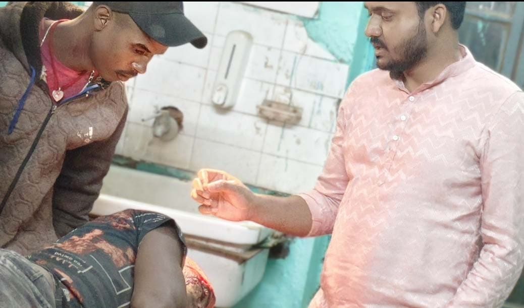 बाइक से गिरकर युवक गंभीर रूप से जख्मी, हायर सेंटर रेफर