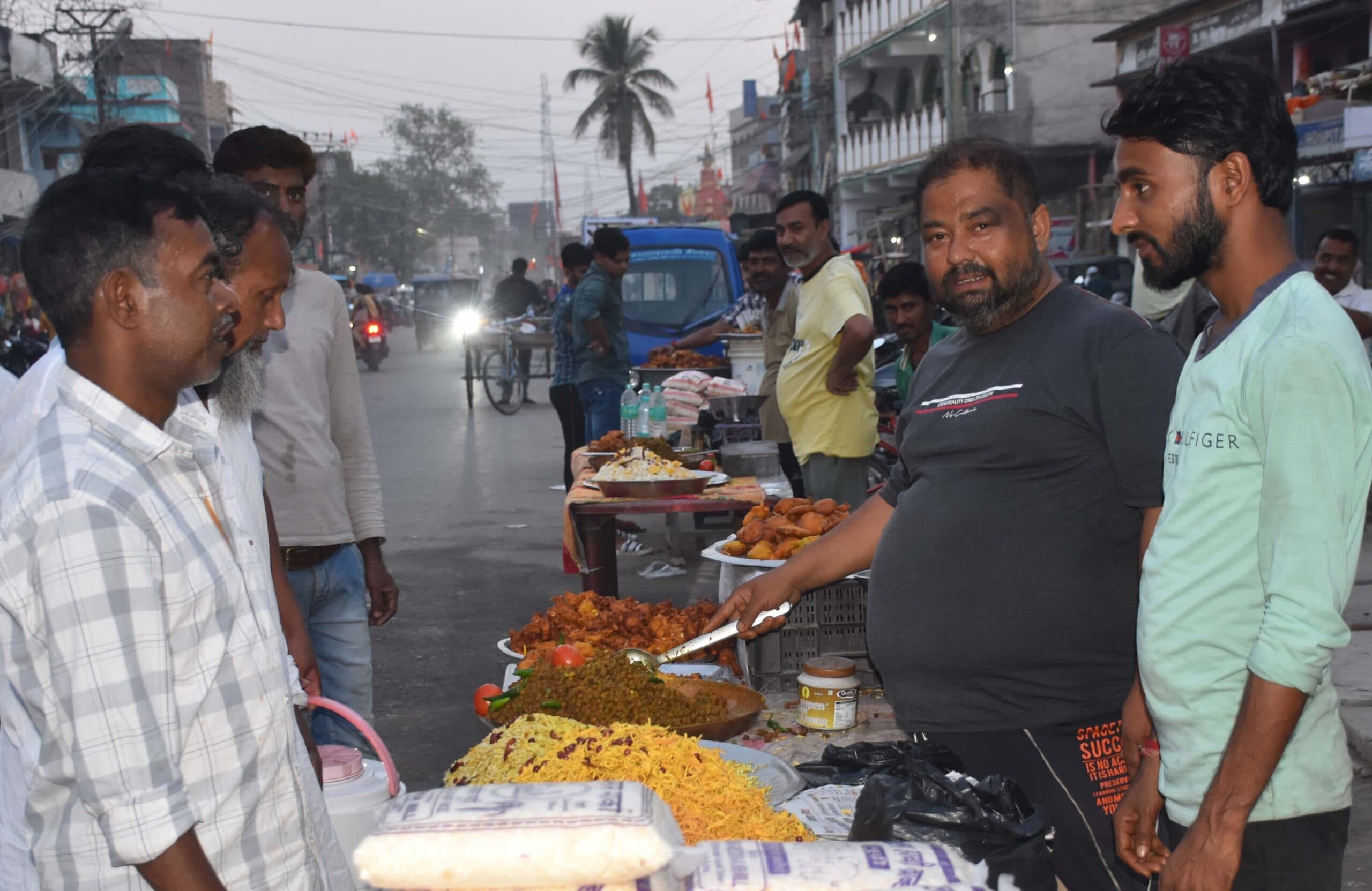 रमजान का आज 15वां रोजा हुआ मुकम्मल, बाजारों में इफ्तार की बहार