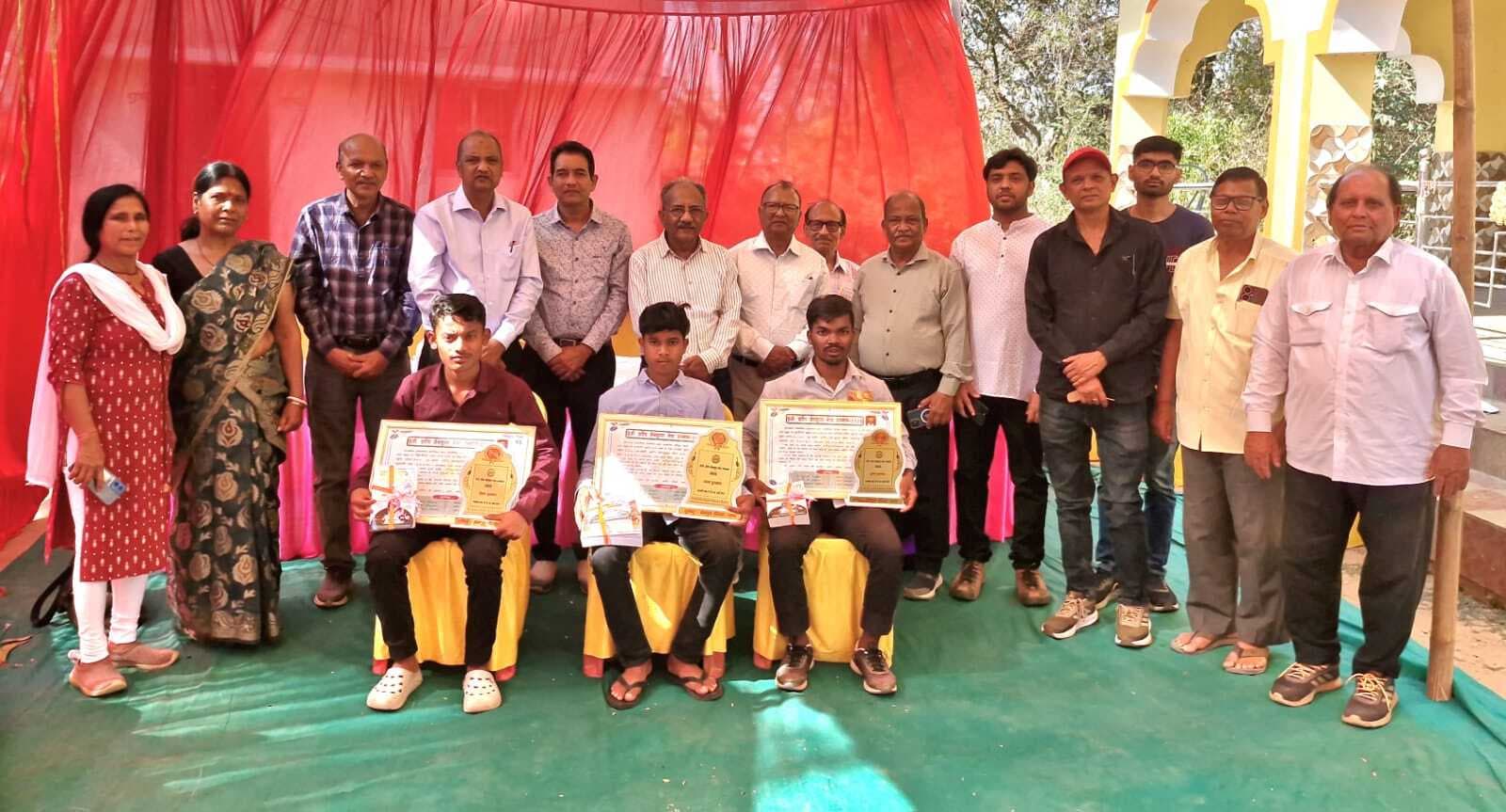 मैट्रिक के टॉपर छात्रों को मिला मेधा सम्मान