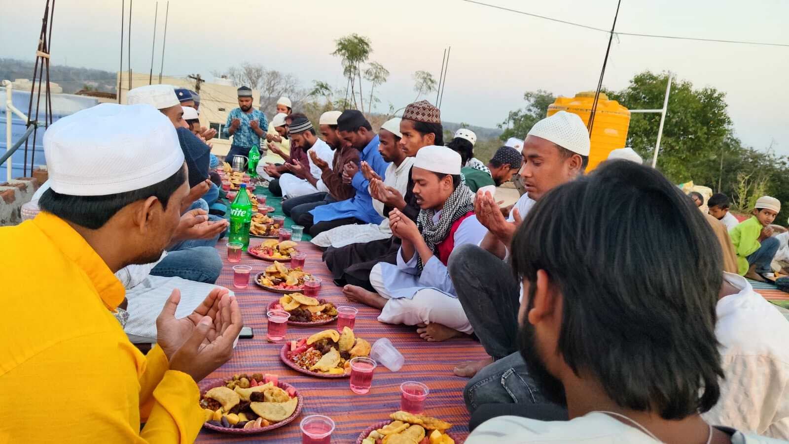 सील्दा गांव में इफ्तार पार्टी का किया गया आयोजन