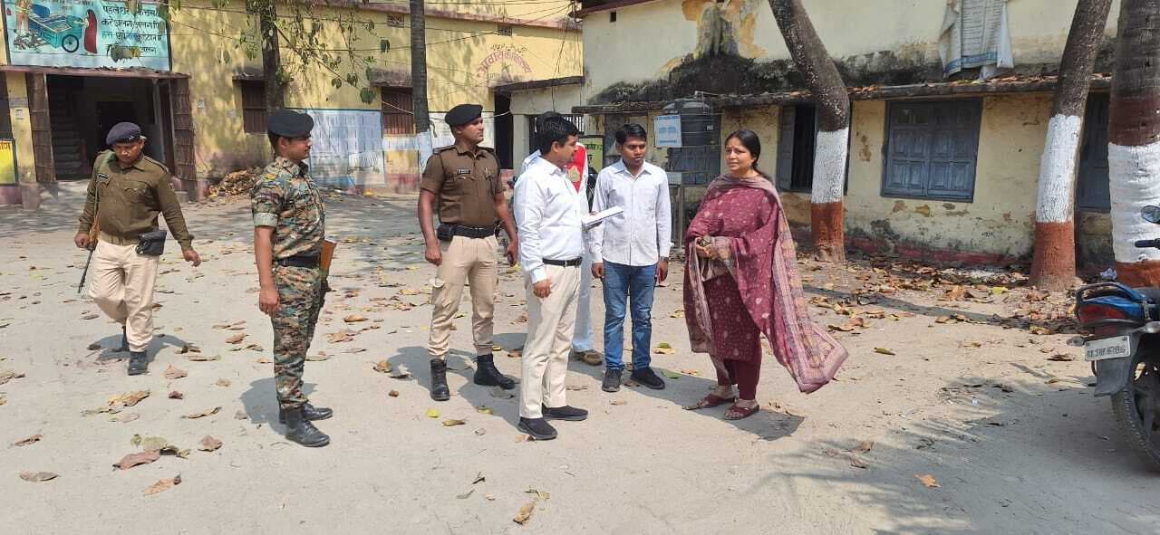डीएम ने प्रखंड सह अंचल कार्यालय का किया औचक निरीक्षण, बीडीओ व सीओ मिले गायब
