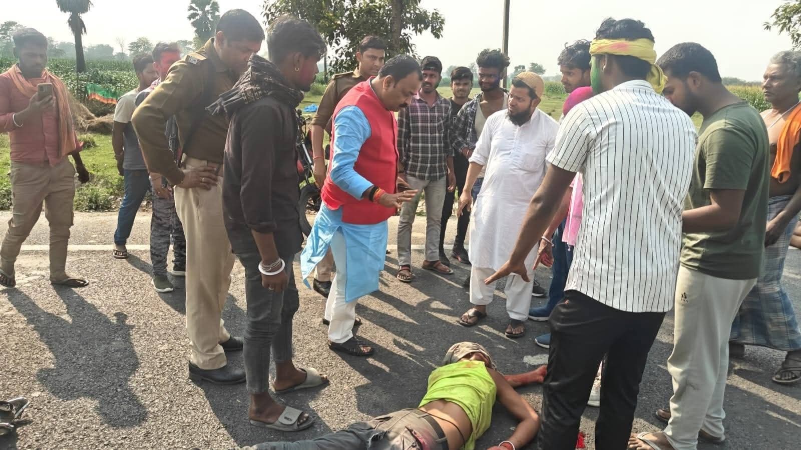 कार से टक्कर में दो बाइक सवार घायल, विधायक ने पहुंचाया अस्पताल