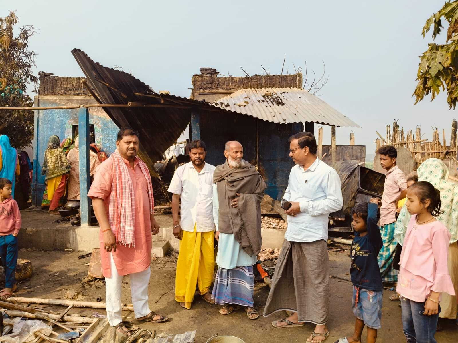 बिशनपुर में आग लगने से आठ परिवारों का घर जला