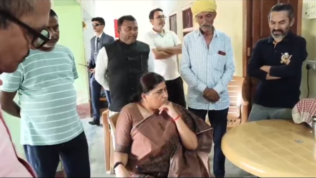 कमलेश्वरी सिंह के परिजनों को मंत्री लेशी सिंह ने दी सांत्वना