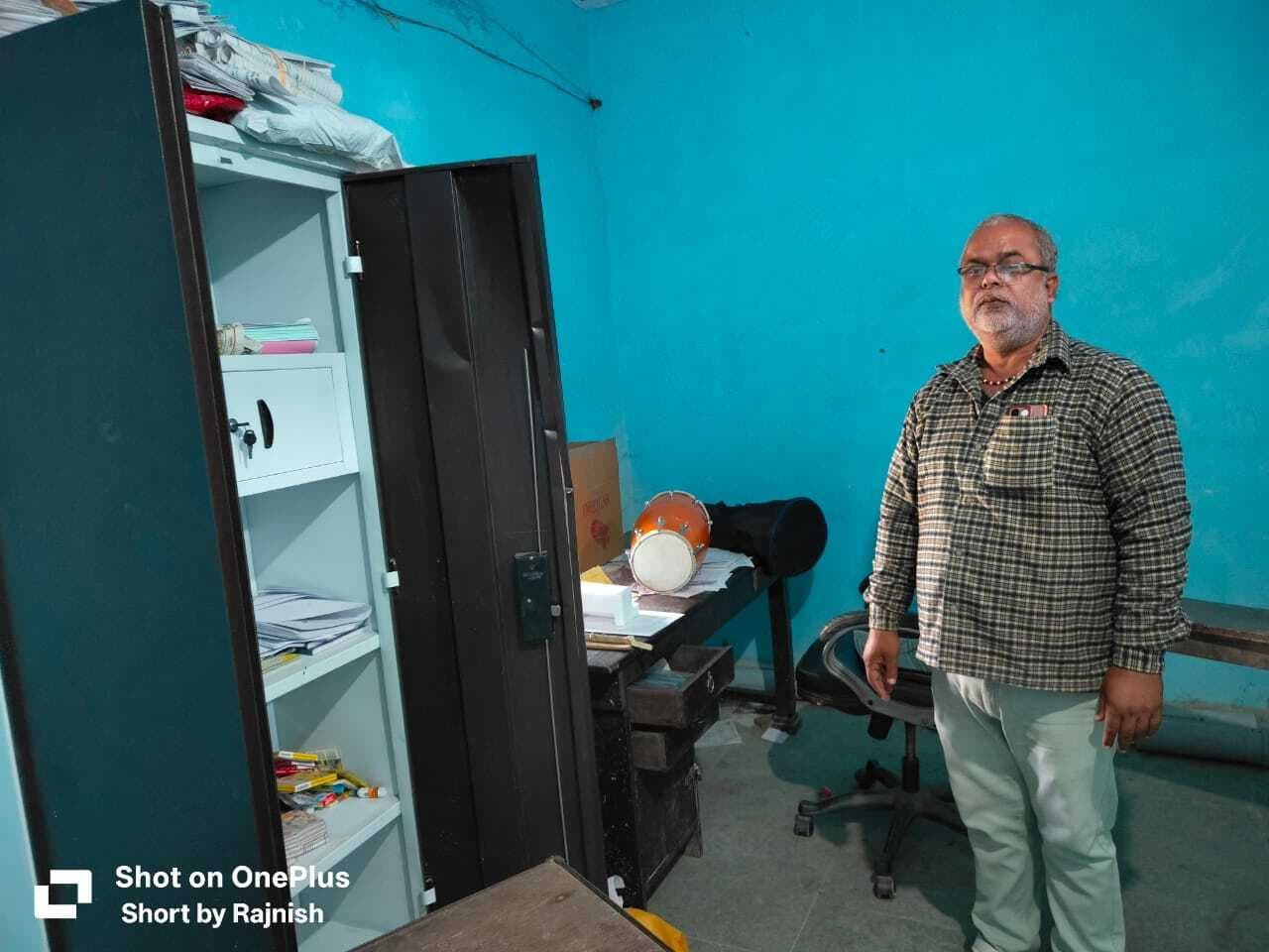 मध्य व उच्च माध्यमिक विद्यालय, शाहपुर में चोरों ने की चोरी