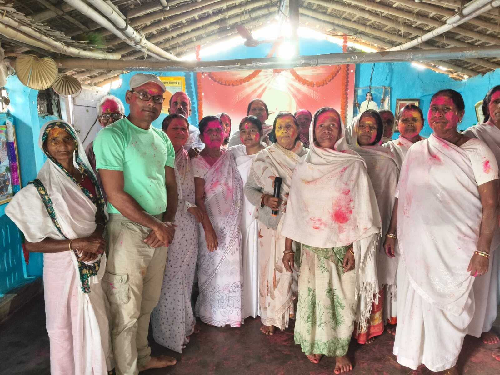 शांति व सौहार्द के साथ रंगों की बौछार कर मनाया