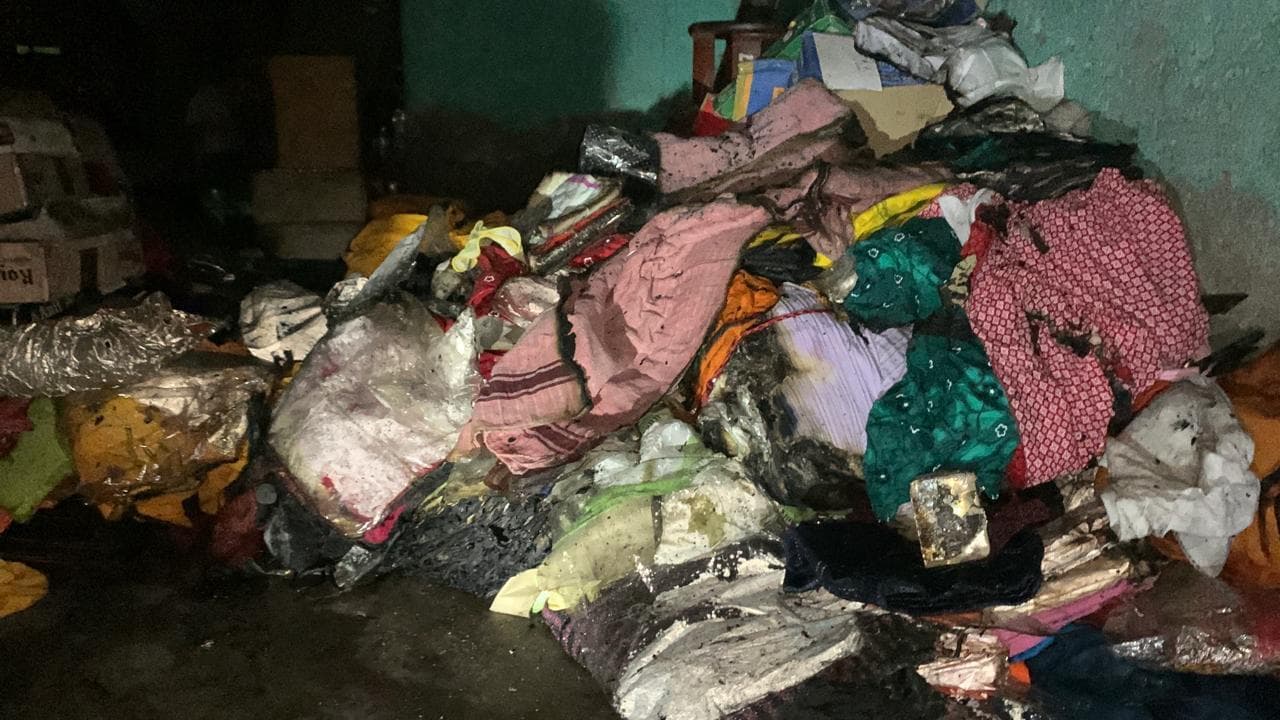 बिजली की शॉर्ट सर्किट से कपड़े व कोल्ड ड्रिंक की दुकान में लगी आग, लाखों की क्षति