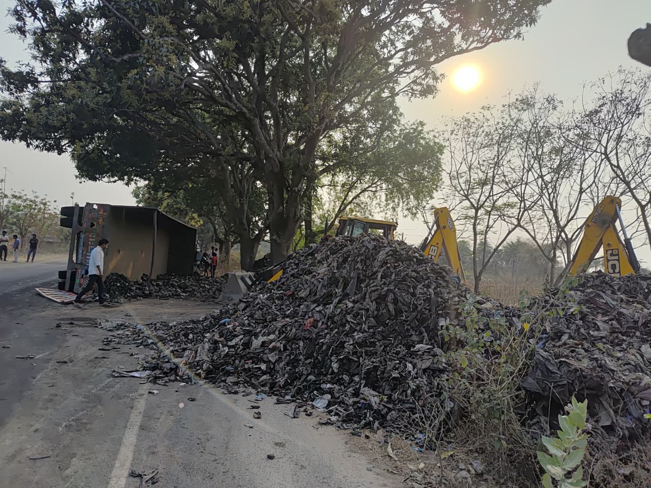 कचरा लेकर जा रहा ट्रक दुर्घटनाग्रस्त, सड़क किनारे बैठी महिलाएं बचीं