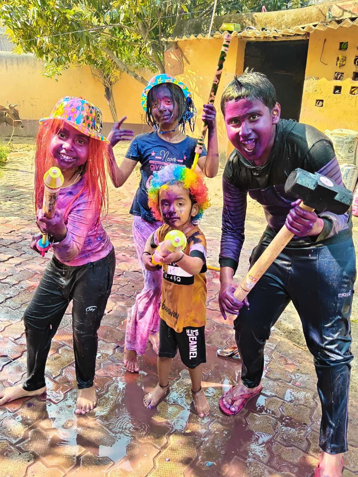 Giridih News :रंग और उमंग के साथ मनी होली, गुलाल से सराबोर हुआ गिरिडीह