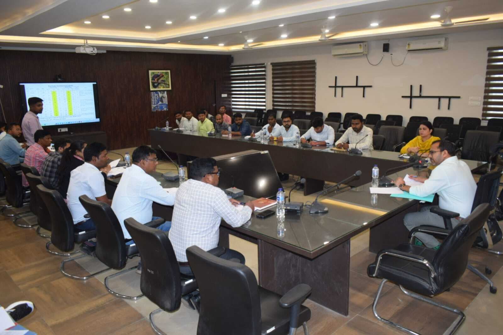 Seraikela Kharsawan News : पेयजल योजनाओं में लापरवाही पर होगी कार्रवाई : डीसी