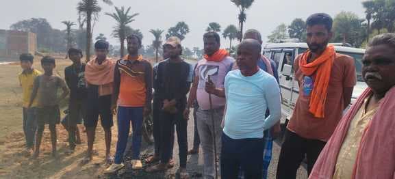 ग्रामीणों ने सड़क निर्माण में अनियमितता के विरोध में किया प्रदर्शन