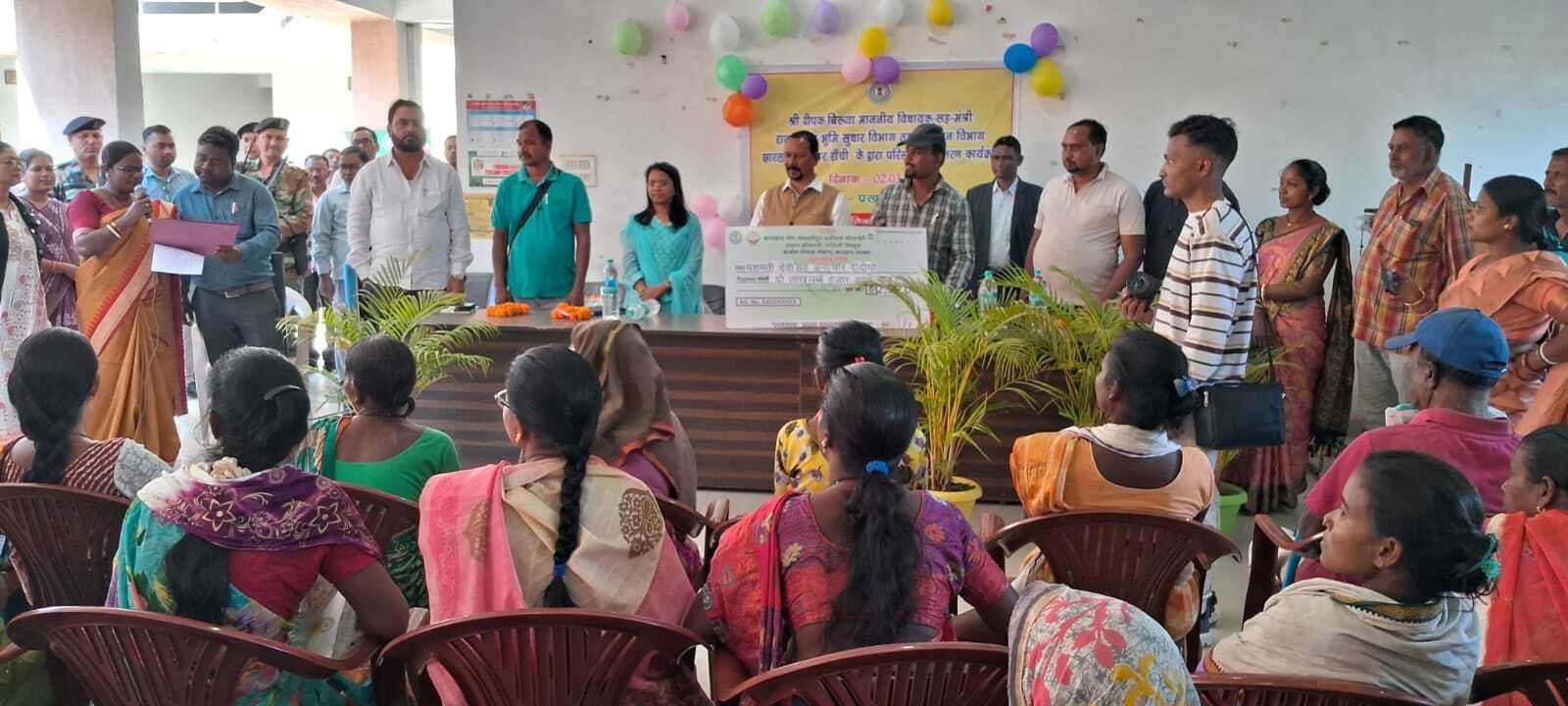 Chaibasa News : 9 महिला समूह को 50% अनुदान पर ट्रैक्टर व कृषि यंत्र मिले