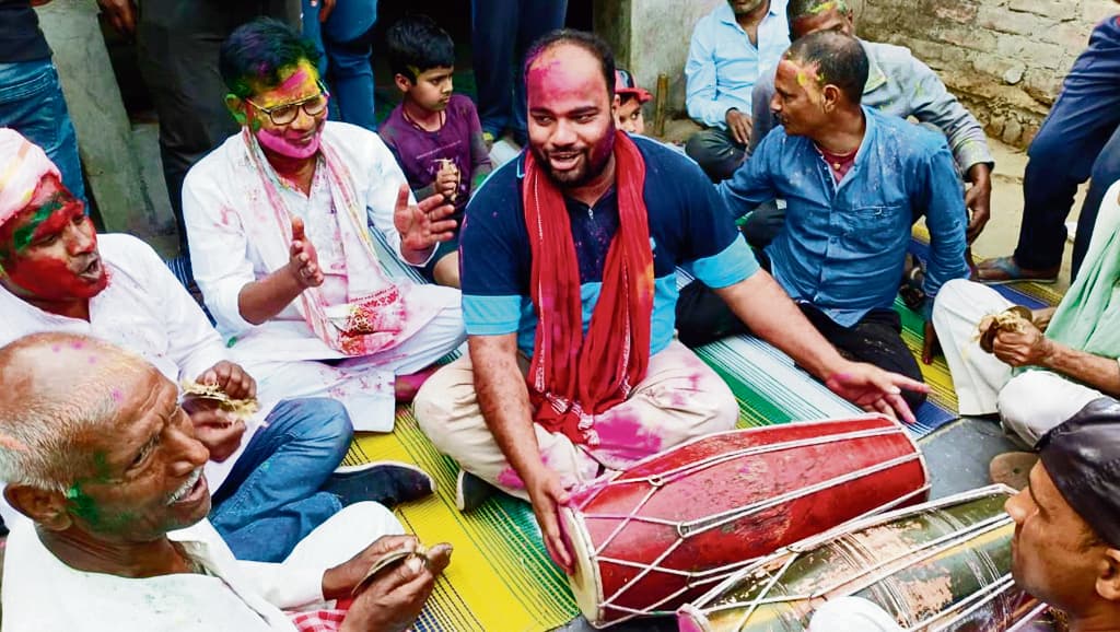 Bhagalpur news धूमधाम से मनाया गया होली का पर्व, होली गीतों पर झूमें लोग