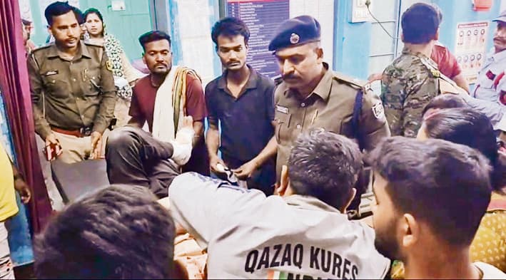 Bhagalpur news कार गुमटी में घुसी, दो की मौत, सात गंभीर