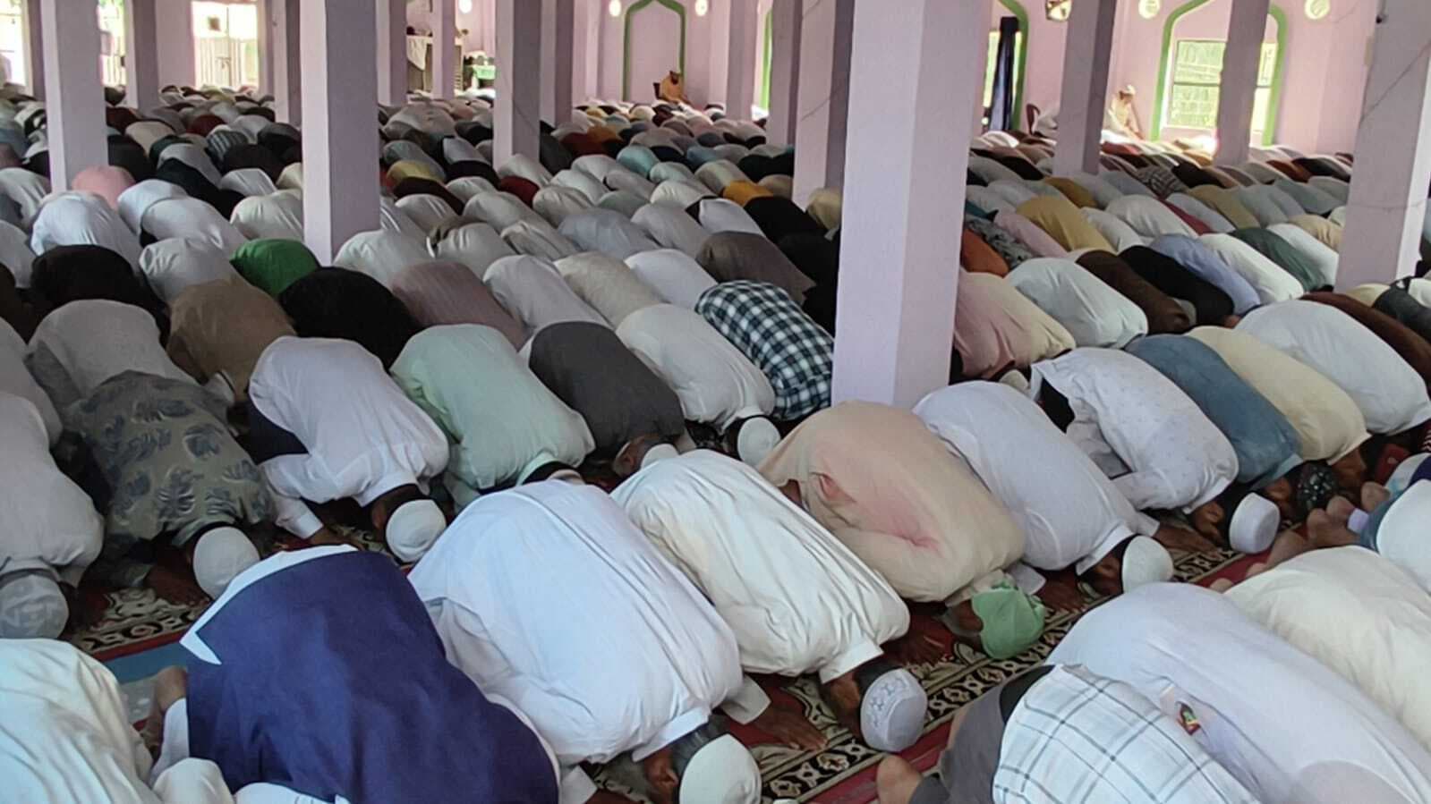 रमजान के तीसरे जुमे पर नमाज के लिए मस्जिदों में उमड़े रोजेदार