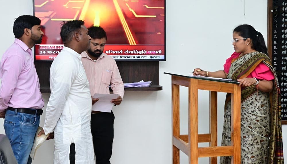 उपायुक्त ने जनता दरबार लगा कर सुनी समस्या