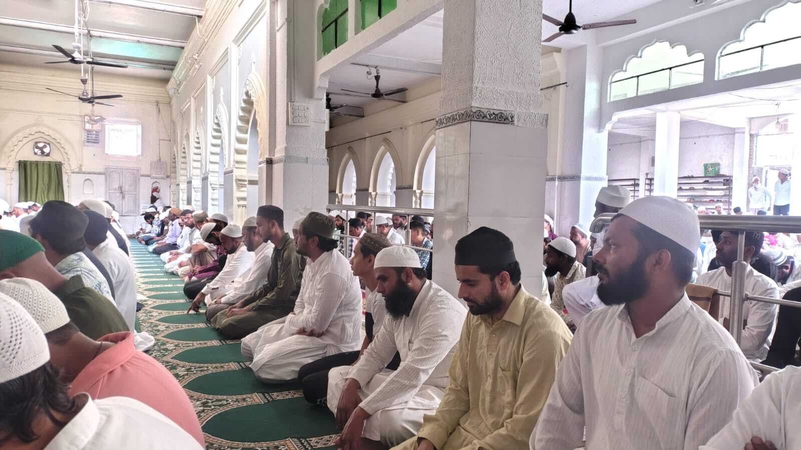 जुम्मे की नमाज में उमड़े रोजेदार
