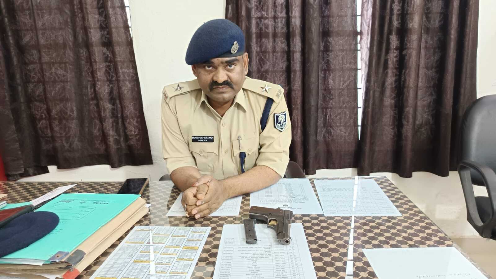 देसी पिस्टल व मैगजीन के साथ युवक गिरफ्तार