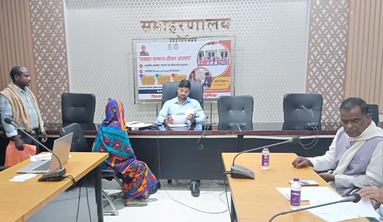 सबका सम्मान-जीवन आसान कार्यक्रम में डीएम ने 14 आवेदनों पर की सुनवाई