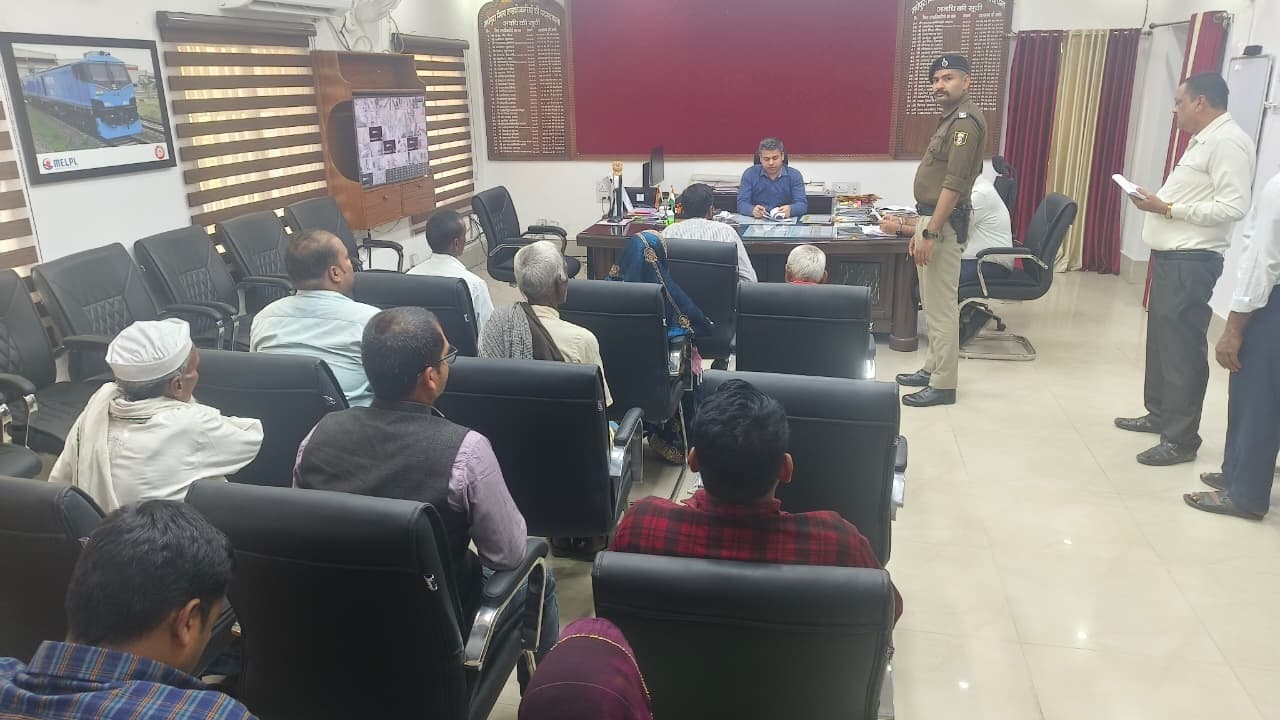 डीएम ने की जनसुनवाई, लोगों को समस्याओं के त्वरित समाधान का दिया आवश्वासन