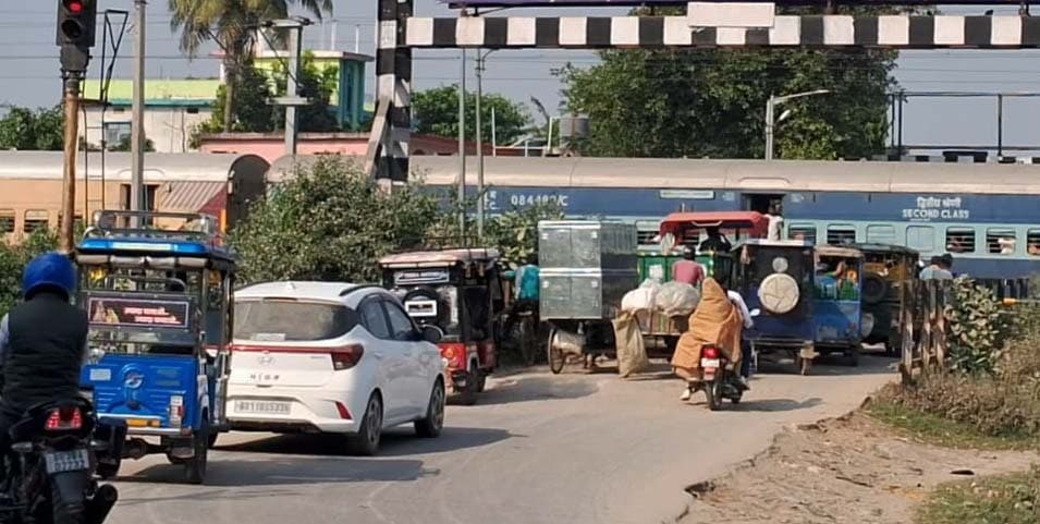 अनुमंडलीय अस्पताल के समीप रेलवे फाटक पर ओवरब्रिज की मांग हुई तेज