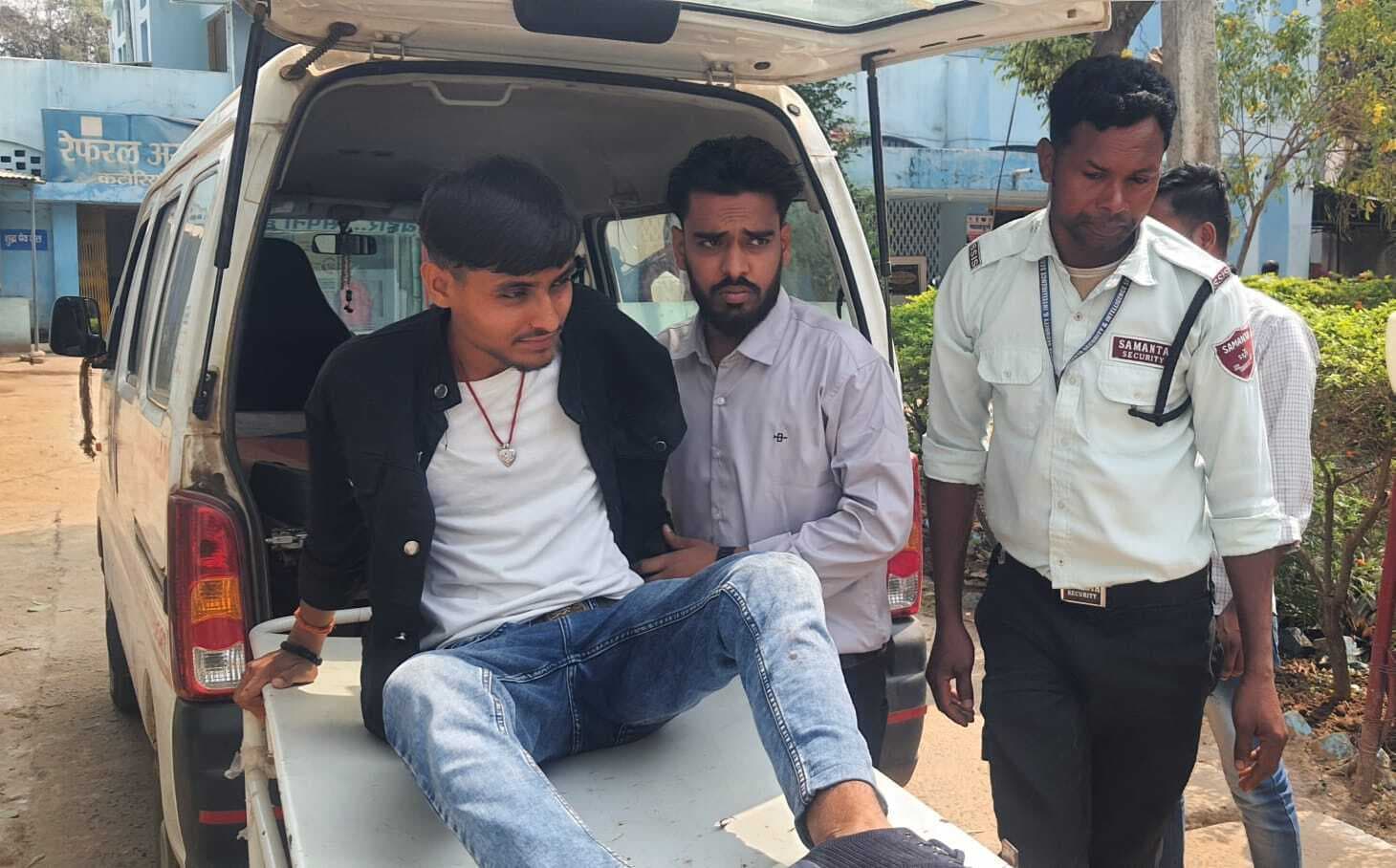 ऑटो व बाइक की सीधी टक्कर में छात्र व मामा-भांजा घायल