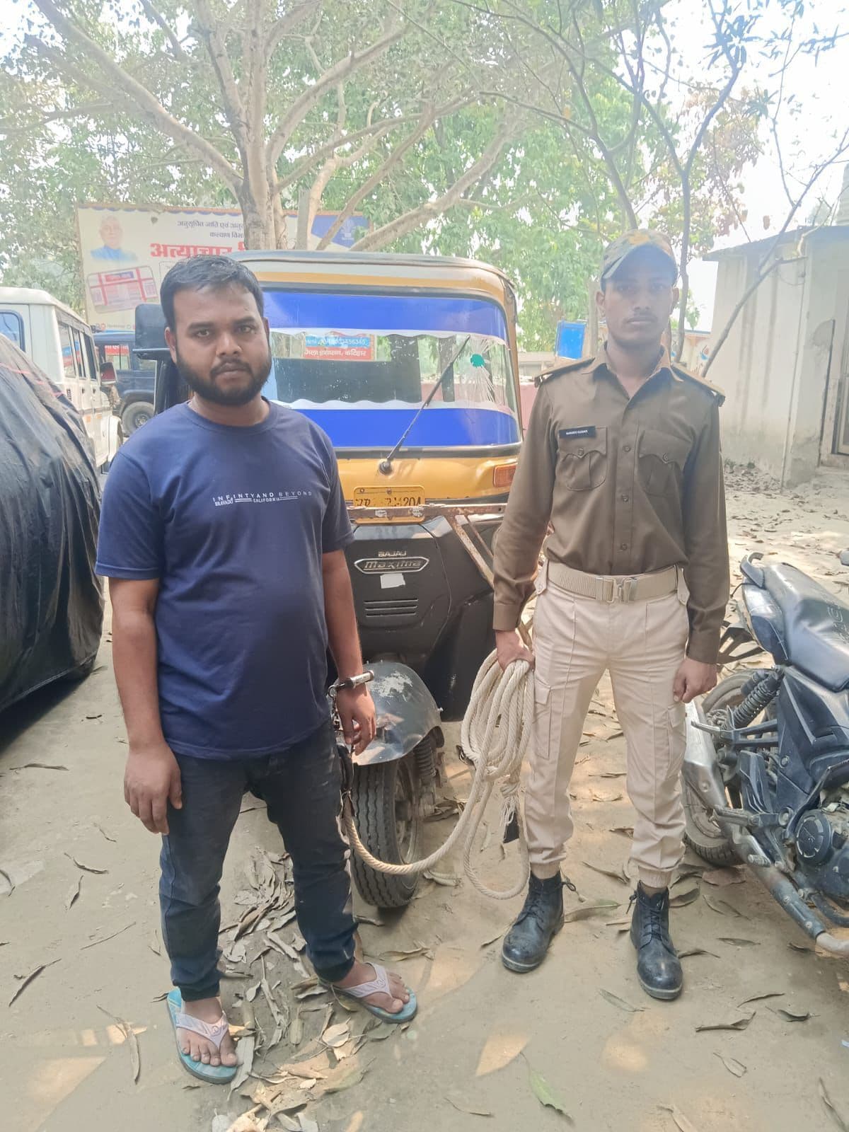 ऑटो से 17 लीटर शराब बरामद एक तस्कर गिरफ्तार