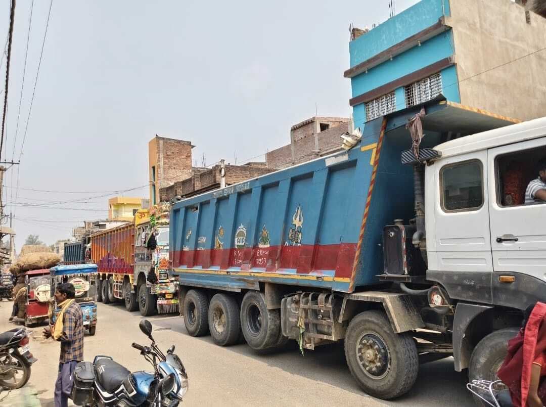 गिद्धौर जमुई मुख्य राजमार्ग पर रोज लग रहा जाम, घंटों फंसे रहते हैं वाहन