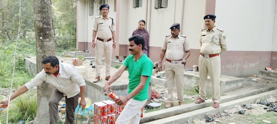 जब्त की गयी देसी व विदेशी शराब की गयी नष्ट