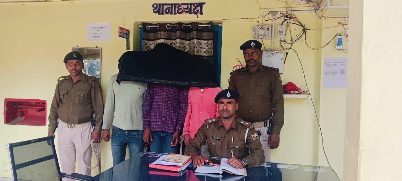 ग्यारह मवेशी के साथ तीन तस्कर को पुलिस ने दबोचा