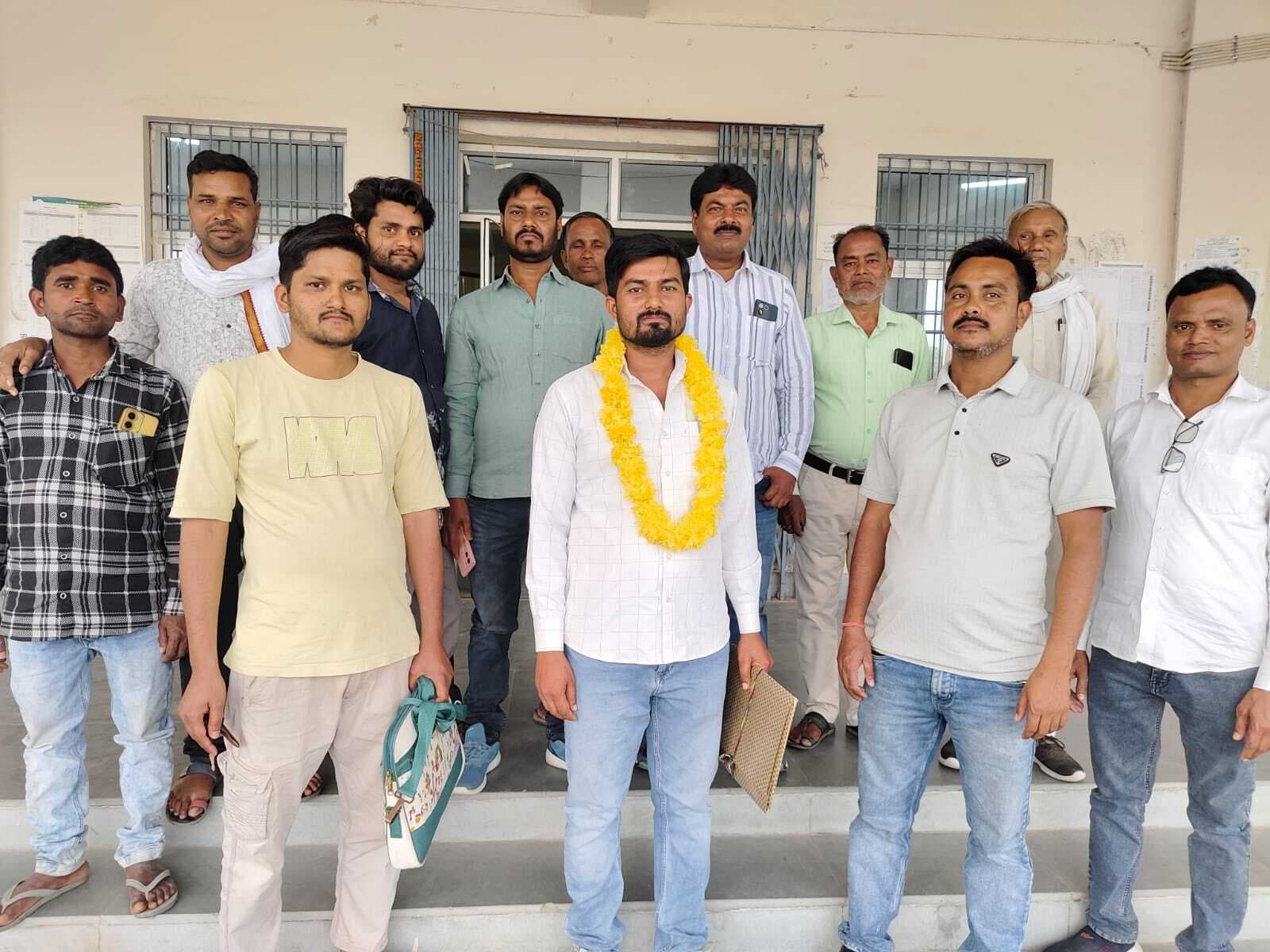 ढेरुआ पंचायत पैक्स अध्यक्ष पद के लिए नामांकन पर्चा दाखिल किया