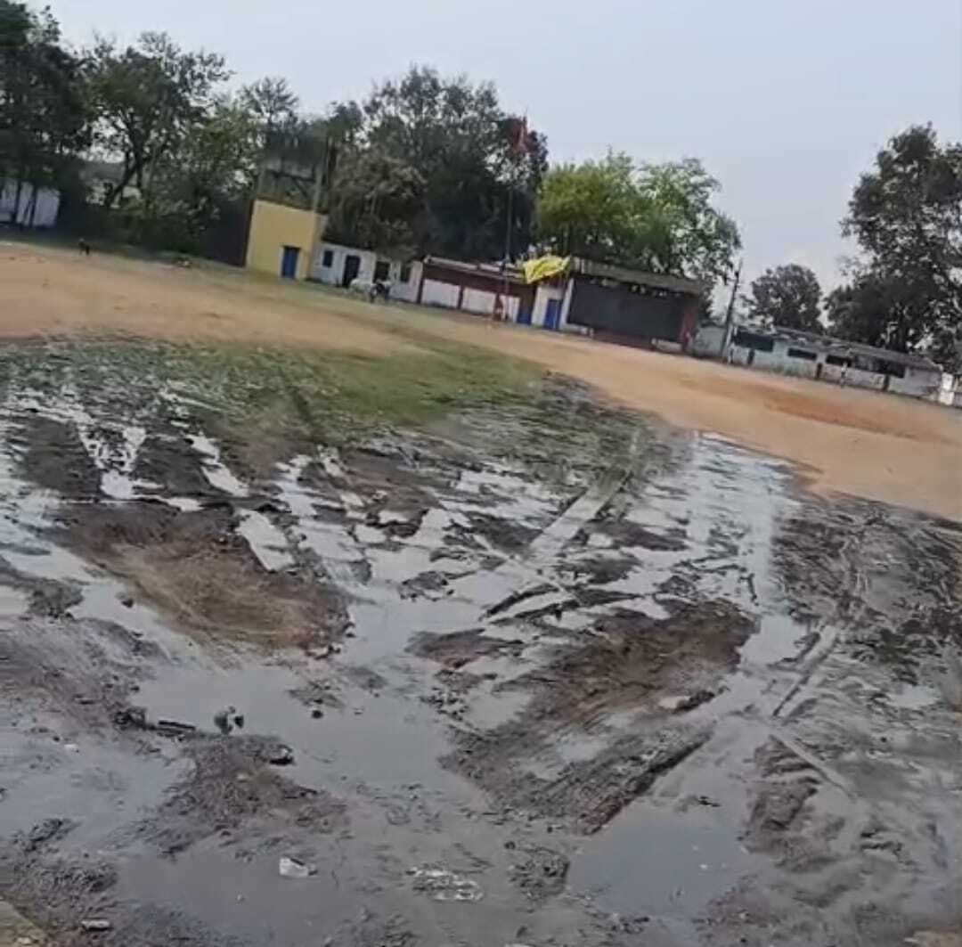केडीएच फुटबॉल मैदान कीचड़ में तब्दील