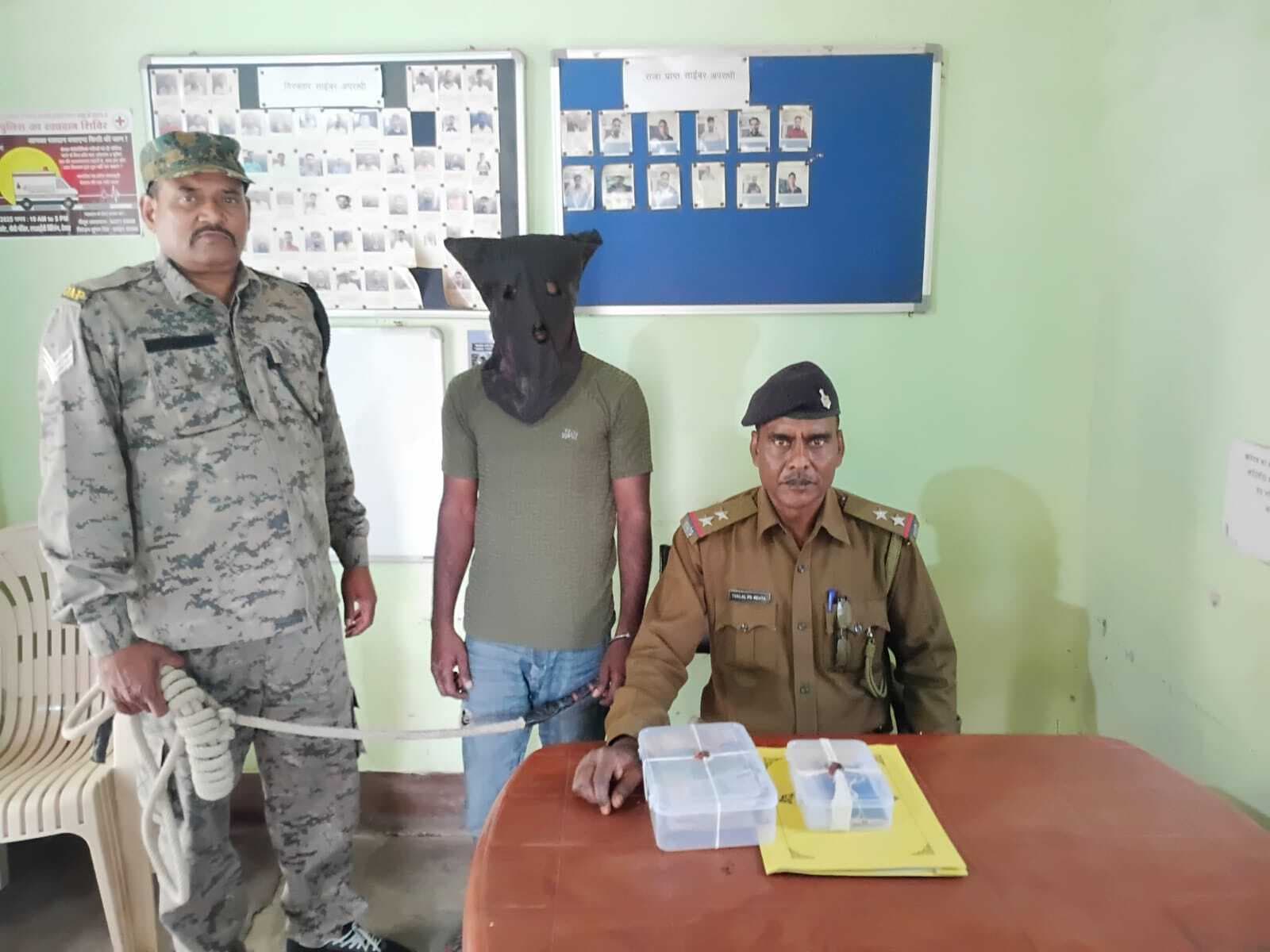 पाथरौल से साइबर आरोपी गिरफ्तार, 3.82 लाख कैश, मोबाइल व 10 सिम कार्ड बरामद