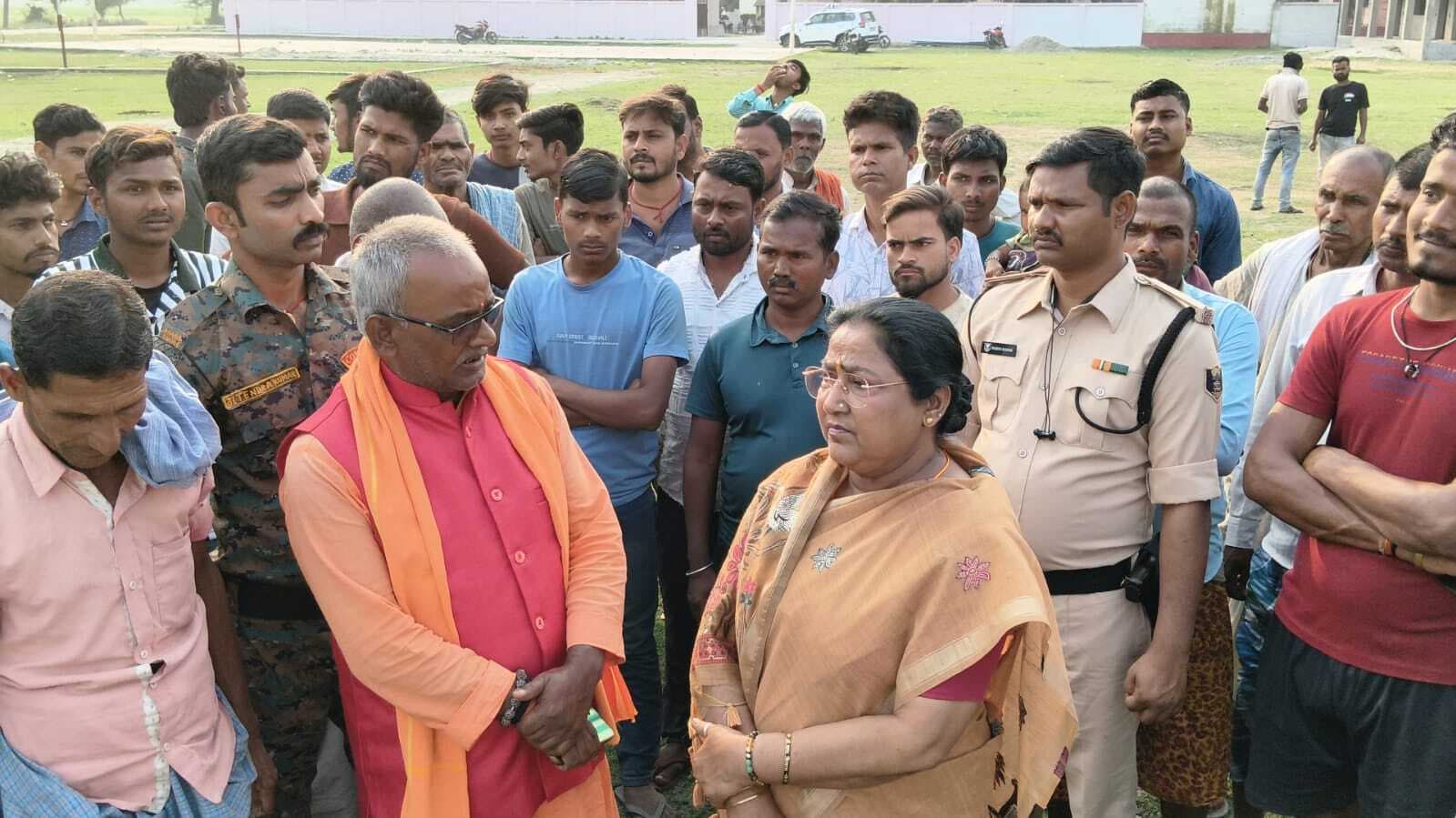 मैदान के बीच सरकार भवन व विज्ञान भवन निर्माण पर ग्रामीणों ने लगायी रोक